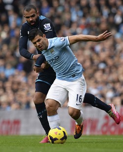 Sandro berusaha merebut bola dari Sergio Aguero dalam pertandingan yang dihelat di Etihad Stadium, Minggu (24/11/2013) malam WIB. Dalam pertandingan ini, Sandro melakukan gol bunuh diri di menit ke-34. Reuters/Nigel Roddis.