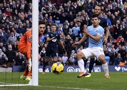 Sergio Aguero melepaskan tendangan yang berbuah gol ke gawang Tottenham Hotspur. Dalam pertandingan ini, Aguero dua kali membobol gawang Tottenham Hotspur. Gol itu dibuatnya di menit ke-41 dan 50. Reuters/Nigel Roddis.