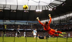 Alvaro Negredo membobol gawang Tottenham Hotspur di menit ke-55. Reuters/Phil Noble.