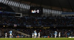 Papan skor menunjukkan keunggulan Manchester City 6-0. Hasil ini mengangkat City ke posisi keempat klasemen sementara Liga Primer Inggris dengan koleksi 22 poin dari 12 pertandingan. Reuters/Nigel Roddis.