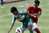 Para pemain Maladewa melakukan serangan.