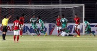 Bermain di depan pendukungnya sendiri, Indonesia justru lebih dulu tertinggal di menit 12 melalui aksi Ali Fasir.