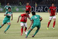 Para pemain Indonesia melakukan serangan ke pertahanan Maladewa.