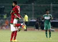 Para pemain Indonesia merayakan kemenangan. Dalam pertaningan ini Indonesia mengalahkan Maladewa 2-1. Gol itu dicetak oleh Yohanes Pahabol dan Dendi Santoso.