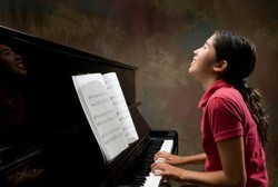 Tak Berbakat, Remaja Ini Malah Jago Piano Setelah Beberapa Kali Gegar Otak