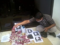 Sidang Perdana Praperadilan Kasus Udin, Wartawan Tabur Bunga di PN Sleman