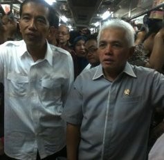Jokowi Bareng Hatta Rajasa Naik Kereta ke Depok dari Stasiun Cikini