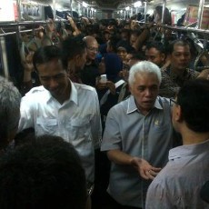 Serunya Jokowi dan Hatta Naik KRL, Celetukan Lebih Ganteng di TV