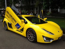 Menristek Keliling Bandung dengan Mobil Listrik