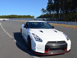 Menjadi Penumpang Pebalap Profesional di Nissan GT-R