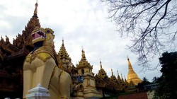 Kilau Pagoda Emas di Yangon, Myanmar