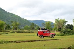 Bruum! Jelajah Bukit Naik Jeep di Tepi Danau Toba