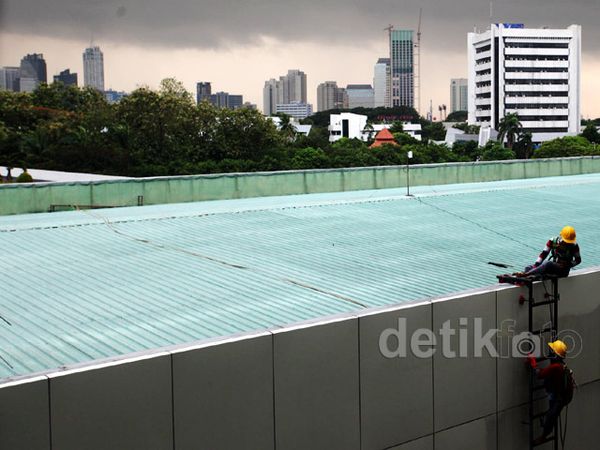 Bersihkan Gedung DPR dengan Berpayung Mendung