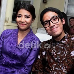 Desta Kurangi Mencela Orang Demi Calon Anak