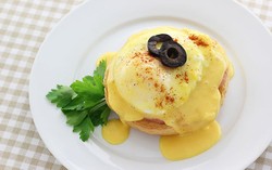 Buat Egg Benedict dengan 4 Langkah Mudah Ini
