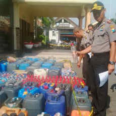Ratusan Liter Cukrik dan Arak Dimusnahkan 
