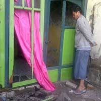 Akibat Bentrokan dengan Pendekar Silat, Puluhan Rumah Warga Rusak