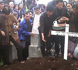 Ratusan Orang Hadiri Pemakaman Mahasiswa ITB yang Tewas di Gunung Kendang