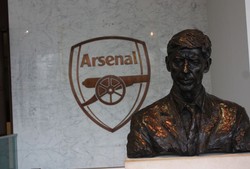 Urutan pertama dalam tur Emirates Stadion adalah patung Arsene Wenger di ruang depan. Orang Prancis ini telah ditahbiskan sebagai manajer tersukses dalam sejarah The Gunners.