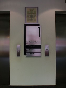 Petunjuk di depan lift, ke tempat-tempat mana yang bisa dikunjungi turis. Radio digital dengan earphone menjadi pemandu setiap pengunjung untuk menjelajahi stadion.