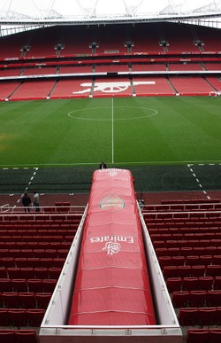 Emirates Stadium dibangun selama tiga tahun, menghabiskan dana 470 juta poundsterling, atau lebih dari Rp 7 triliun. Emirates adalah maskapai asal Dubai, yang menjadi sponsor utama stadion ini. Penggunaan nama Emirates Stadium setidaknya berlaku sampai tahun 2028.