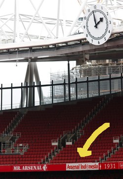     Banner Indonesia yang terpampang di Emirates Stadium ini sebagai apresiasi atas fan base Arsenal yang tersebar di seluruh dunia. Arsenal pernah dua kali mengunjungi Indonesia, yaitu pada Juni 1983 dan Juli 2013.