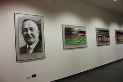 Paling kiri adalah foto Herbert Chapman, manajer klub dari 1925 sampai 1934. Baru setelah ditangani Chapman Arsenal bisa memenangi berbagai gelar. Sosok legendaris tak cuma untuk Arsenal tapi juga buat sepakbola Inggris.