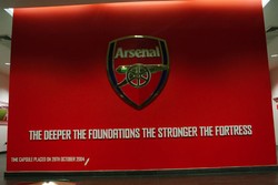 Sebuah slogan Arsenal FC di dinding bagian dalam stadion. Semakin dalam fondasi, semakin kokoh benteng berdiri.