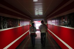 Di sebagian besar dinding di Emirates Stadim dipasang foto-foto sejarah klub dan pemain-pemain Arsenal.