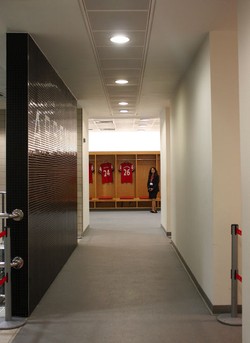 Memasuki dressing room di Emirates Stadium.