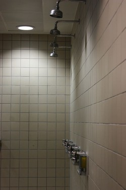 Ruang mandi bersama para pemain setelah pertandingan.