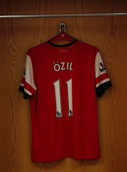 Jersey ini dipakai oleh pemain terakhir yang bergabung dengan Arsenal di bursa transfer musim panas 2013. Dengan harga 42,5 juta poundsterling, Mesut Oezil menjadi pemain termahal dalam sejarah Liga Inggris. Ia dibeli Arsenal dari Real Madrid.