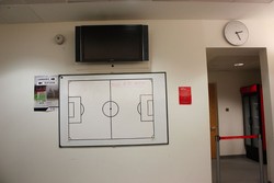 Papan tulis di dressing room Arsenal. Anda tahu 'kan, siapa yang paling sering mencoret-coret papan tersebut?