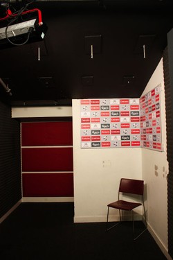 Ini adalah ruangan wawancara eksklusif pemain/pelatih. Di stadion ini ada 6-8 interview room.