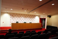 Panggung konferensi pers di dalam Emirates Stadium.