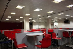 Ruangan media (pers) di Emirates Stadium bisa menampung 125 jurnalis untuk bekerja di tempat ini.
