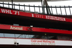 Sebuah banner spesial di Emirates Stadium: WHL '71. Pada 3 Mei 1971, Arsenal memastikan gelar juara Liga Inggris-nya saat menghadapi rival besarnya, Tottenham Hotspur, di White Hart Lane. Kala itu Arsenal menang 1-0 lewat gol Ray Kennedy di menit-menit terakhir. Di musim ini Arsenal juga memenangi Piala FA.