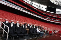 Sejumlah turis merasakan menjadi Theo Walcott, Jack Wilshere, Santi Cazorla, atau Arsene Wenger sang manajer. Dengan tarif 17,5 poundsterling, setiap pengunjung bisa menikmati stadion megah ini.