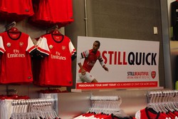 Anda ingin seperti dan sekencang Theo Walcott? Belilah baju ini di sini. Mungkin begitu pesan iklan di toko Arsenal ini.