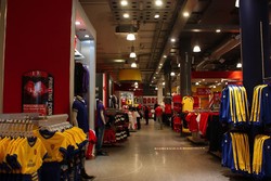 Surga suvenir untuk penggemar Arsenal, langsung di tempatnya.