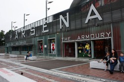 Bagian depan toko Arsenal di Emirates Stadium, atau yang diberi nama Armoury.