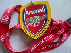Ini adalah tanda pengenal setiap pengunjung yang ingin merasakan tur stadion Emirates. Tarif untuk orang dewasa adalah 17,5 poundsterling, anak-anak di bawah 10 pound. Setiap visitor mendapatkan sebuah radio digital dalam berbagai bahasa, sebagai pemandu selama tur.