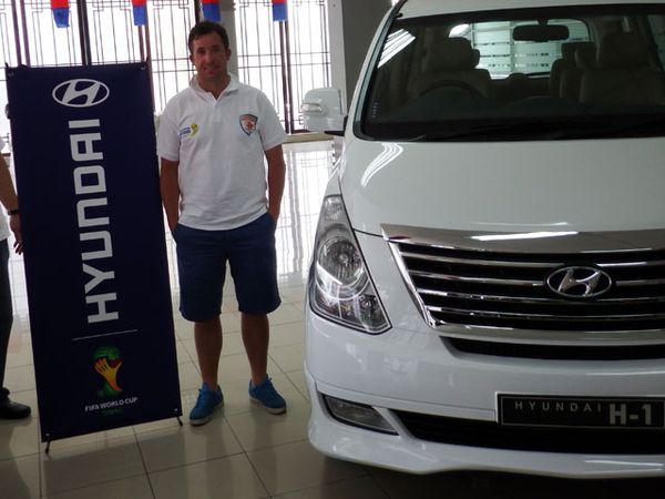 Robbie Fowler Kunjungi Diler Hyundai Pondok Indah