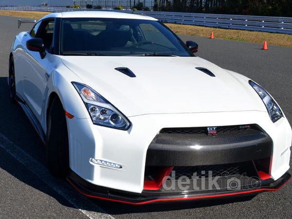 Di Balik Kemudi Godzilla