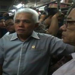 Naik KRL, Hatta Teringat Saat Jadi Menteri Perhubungan