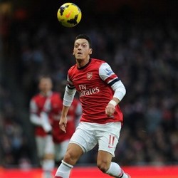 Ancelotti: Arsenal Bagus karena Oezil, Wenger Harus Traktir Kami