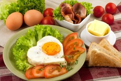 Mau Sarapan dengan Telur Mata Sapi atau Omelet? Inilah Dia Nutrisinya!