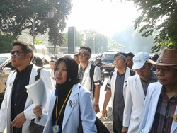 Naik Metromini dan Ambulans, Dokter Praktik Demo ke Bundaran HI