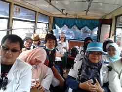 Demo Naik Metro Mini ke HI dan MA, para Dokter Ingin Nostalgia Masa Muda