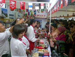 Bu Ani Borong Coklat dan Keju untuk SBY dan Cucu di Bazar WIC